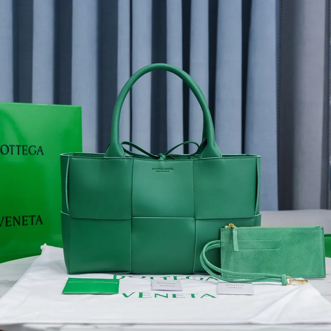 Batch 1860 BottegaVeneta# 🧷Early autumn SLIP tote handbag, the oversized woven design really makes it a huge gap from ordinary tote bags 🔗🔗The interior is matched with a leather system ⛓Daniel Lee leads the brand gene to continue to evolve with fresh inspiration🧬🧬 Showing the balance between luxury and reality👉Wild green Size: 36*24*12【9892#】